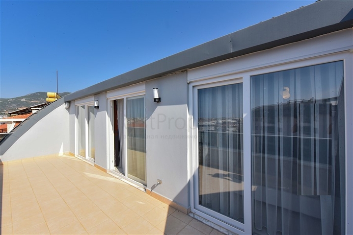 بنتهاوس من أربع غرف مع إطلالة مفتوحة على المدينة والجبال