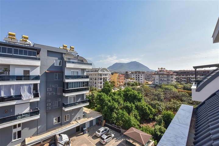 بنتهاوس من أربع غرف مع إطلالة مفتوحة على المدينة والجبال