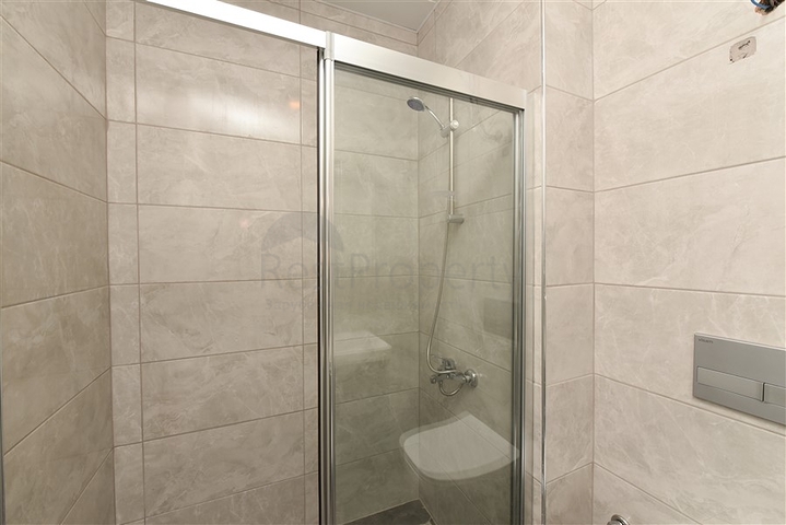 بنتهاوس من أربع غرف مع إطلالة مفتوحة على المدينة والجبال