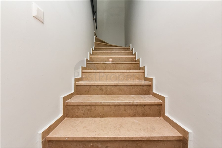 بنتهاوس من أربع غرف مع إطلالة مفتوحة على المدينة والجبال