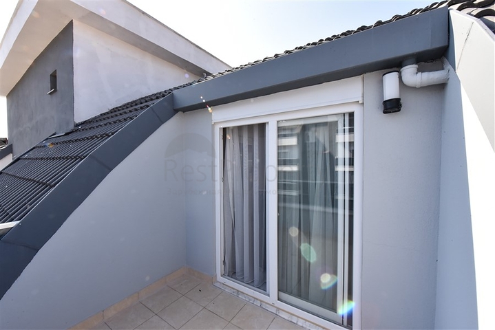 بنتهاوس من أربع غرف مع إطلالة مفتوحة على المدينة والجبال