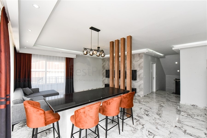 بنتهاوس من أربع غرف مع إطلالة مفتوحة على المدينة والجبال