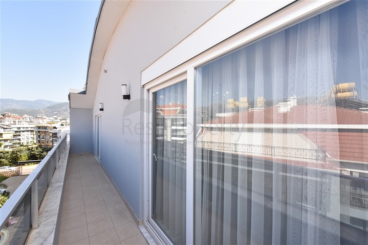 بنتهاوس من أربع غرف مع إطلالة مفتوحة على المدينة والجبال