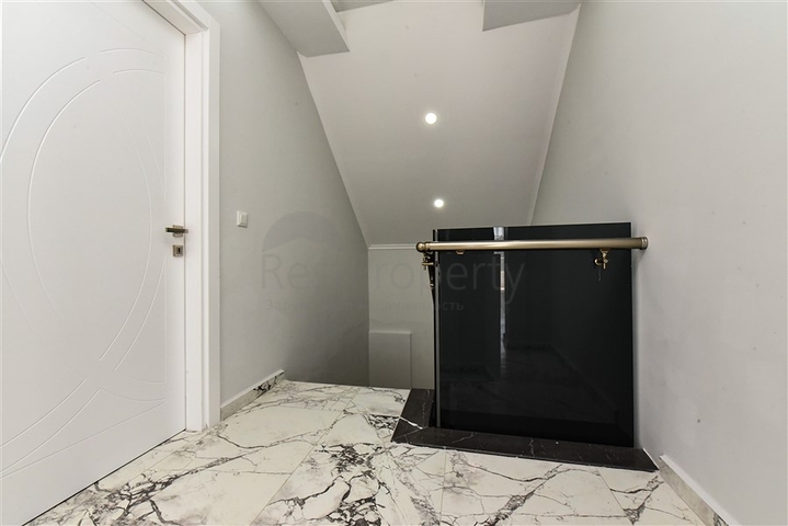 بنتهاوس من أربع غرف مع إطلالة مفتوحة على المدينة والجبال