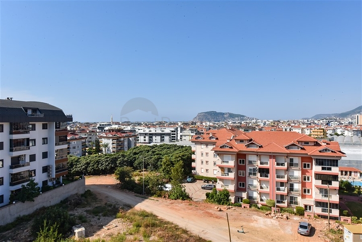 بنتهاوس من أربع غرف مع إطلالة مفتوحة على المدينة والجبال