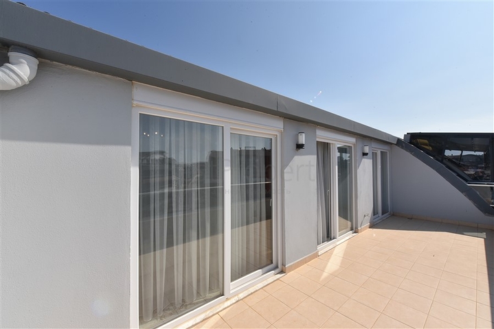 بنتهاوس من أربع غرف مع إطلالة مفتوحة على المدينة والجبال