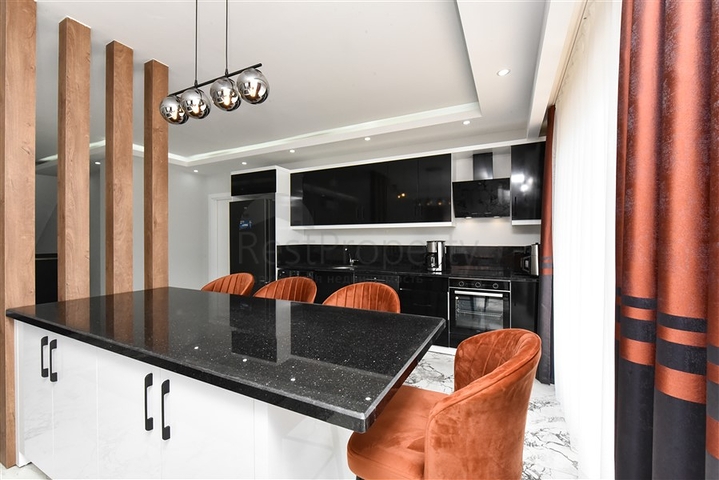 بنتهاوس من أربع غرف مع إطلالة مفتوحة على المدينة والجبال