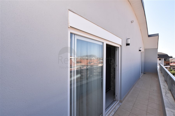 بنتهاوس من أربع غرف مع إطلالة مفتوحة على المدينة والجبال