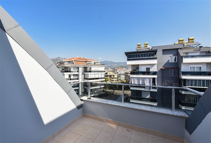 بنتهاوس من أربع غرف مع إطلالة مفتوحة على المدينة والجبال