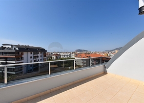 بنتهاوس من أربع غرف مع إطلالة مفتوحة على المدينة والجبال