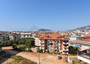 بنتهاوس من أربع غرف مع إطلالة مفتوحة على المدينة والجبال