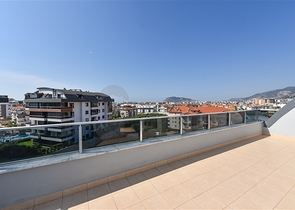 بنتهاوس من أربع غرف مع إطلالة مفتوحة على المدينة والجبال