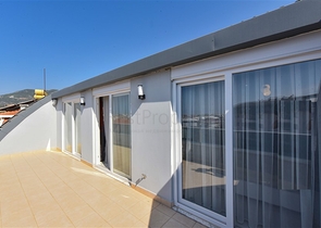 بنتهاوس من أربع غرف مع إطلالة مفتوحة على المدينة والجبال