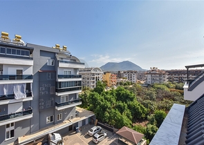 بنتهاوس من أربع غرف مع إطلالة مفتوحة على المدينة والجبال