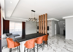 بنتهاوس من أربع غرف مع إطلالة مفتوحة على المدينة والجبال