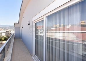 بنتهاوس من أربع غرف مع إطلالة مفتوحة على المدينة والجبال