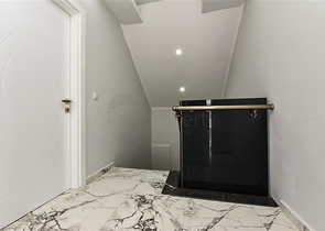 بنتهاوس من أربع غرف مع إطلالة مفتوحة على المدينة والجبال