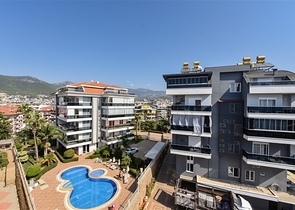 بنتهاوس من أربع غرف مع إطلالة مفتوحة على المدينة والجبال