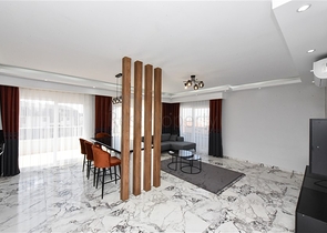 بنتهاوس من أربع غرف مع إطلالة مفتوحة على المدينة والجبال