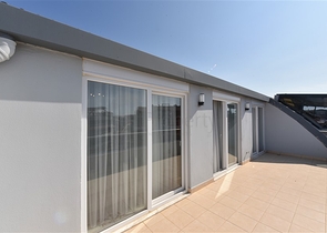 بنتهاوس من أربع غرف مع إطلالة مفتوحة على المدينة والجبال