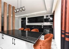 بنتهاوس من أربع غرف مع إطلالة مفتوحة على المدينة والجبال