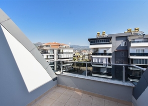 بنتهاوس من أربع غرف مع إطلالة مفتوحة على المدينة والجبال