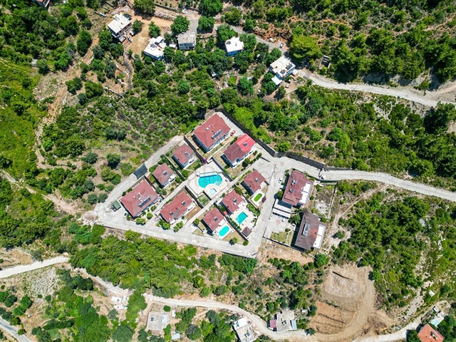 شقة فسيحة مفروشة في مجمع مع إطلالات على البحر والجبل شقة فسيحة مفروشة في مجمع مع إطلالات على البحر والجبل