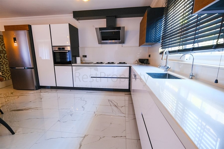 شقة فسيحة مفروشة في مجمع مع إطلالات على البحر والجبل شقة فسيحة مفروشة في مجمع مع إطلالات على البحر والجبل