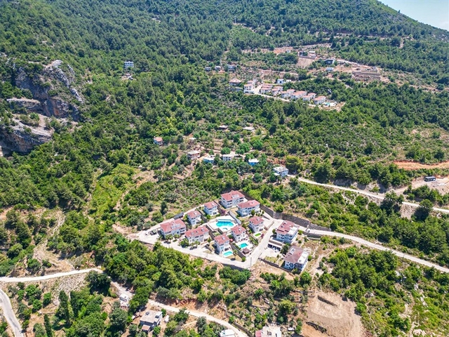 شقة فسيحة مفروشة في مجمع مع إطلالات على البحر والجبل شقة فسيحة مفروشة في مجمع مع إطلالات على البحر والجبل