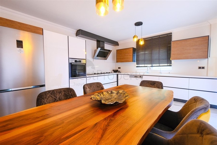 شقة فسيحة مفروشة في مجمع مع إطلالات على البحر والجبل شقة فسيحة مفروشة في مجمع مع إطلالات على البحر والجبل