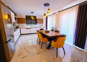 شقة فسيحة مفروشة في مجمع مع إطلالات على البحر والجبل شقة فسيحة مفروشة في مجمع مع إطلالات على البحر والجبل