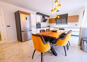 شقة فسيحة مفروشة في مجمع مع إطلالات على البحر والجبل شقة فسيحة مفروشة في مجمع مع إطلالات على البحر والجبل