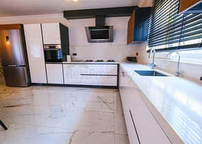 شقة فسيحة مفروشة في مجمع مع إطلالات على البحر والجبل شقة فسيحة مفروشة في مجمع مع إطلالات على البحر والجبل