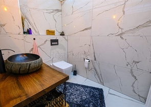 شقة فسيحة مفروشة في مجمع مع إطلالات على البحر والجبل شقة فسيحة مفروشة في مجمع مع إطلالات على البحر والجبل