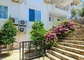 شقة فسيحة مفروشة في مجمع مع إطلالات على البحر والجبل شقة فسيحة مفروشة في مجمع مع إطلالات على البحر والجبل