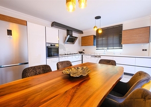 شقة فسيحة مفروشة في مجمع مع إطلالات على البحر والجبل شقة فسيحة مفروشة في مجمع مع إطلالات على البحر والجبل