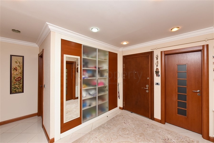 شقة 3+1 في مجمع على السطر الأول شقة 3+1 في مجمع على السطر الأول