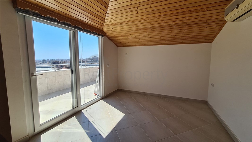 بنتهاوس 4 + 1 مطلة على البحر في وسط ألانيا بنتهاوس 4 + 1 مطلة على البحر في وسط ألانيا