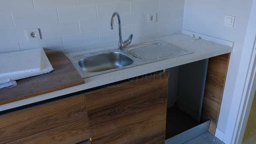 2 + 1 شقة في مجمع سكني جديد 2 دقيقة من المترو.