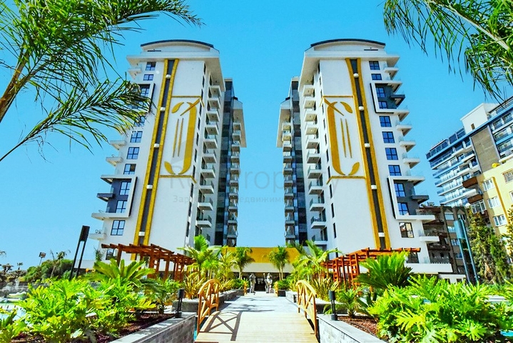 شقة 1+1 على الخط الأول في محمودلار في مجمع سكني مرموق