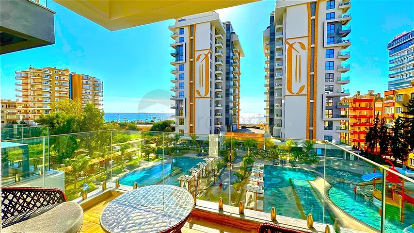 شقة 1+1 على الخط الأول في محمودلار في مجمع سكني مرموق