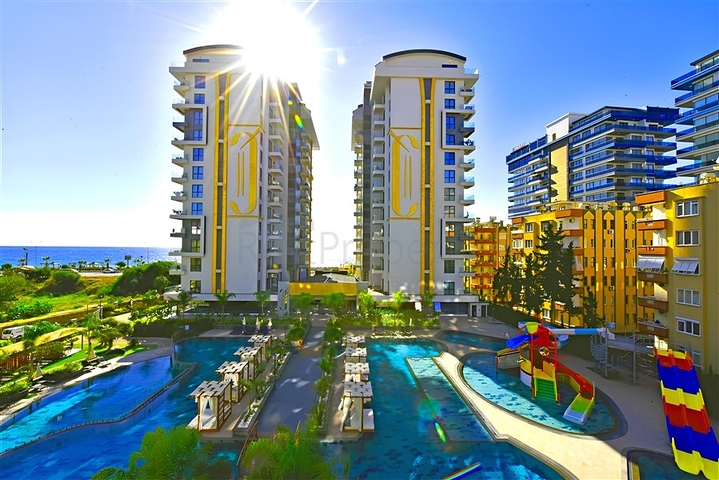 شقة 1+1 على الخط الأول في محمودلار في مجمع سكني مرموق