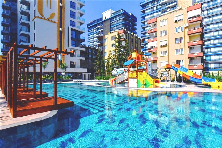 شقة 1+1 على الخط الأول في محمودلار في مجمع سكني مرموق