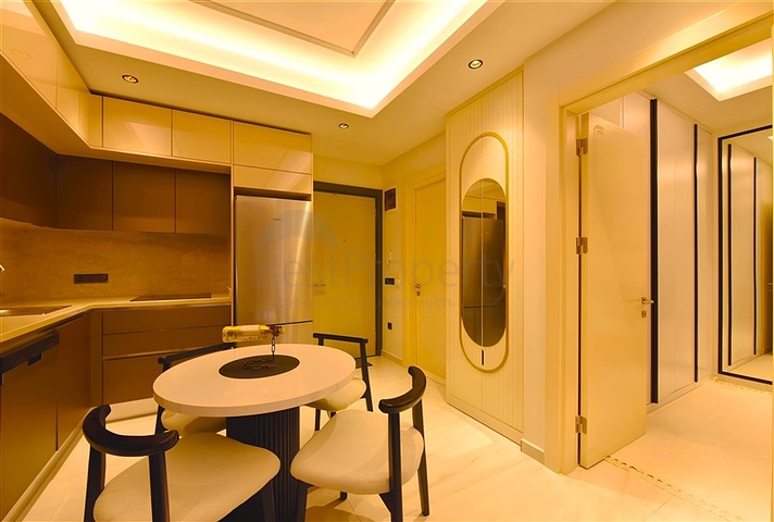 شقة 1+1 على الخط الأول في محمودلار في مجمع سكني مرموق