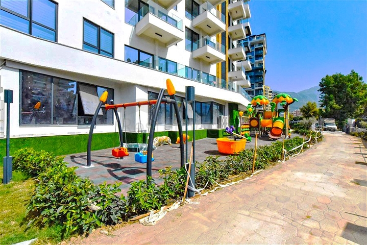 شقة 1+1 على الخط الأول في محمودلار في مجمع سكني مرموق