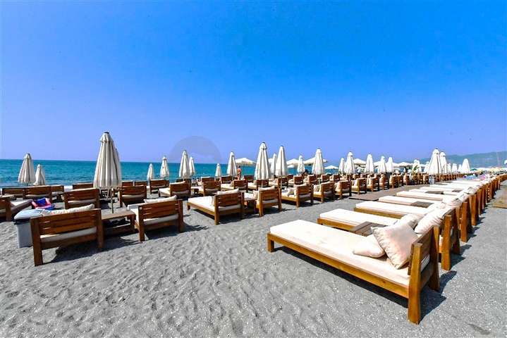 شقة 1+1 على الخط الأول في محمودلار في مجمع سكني مرموق