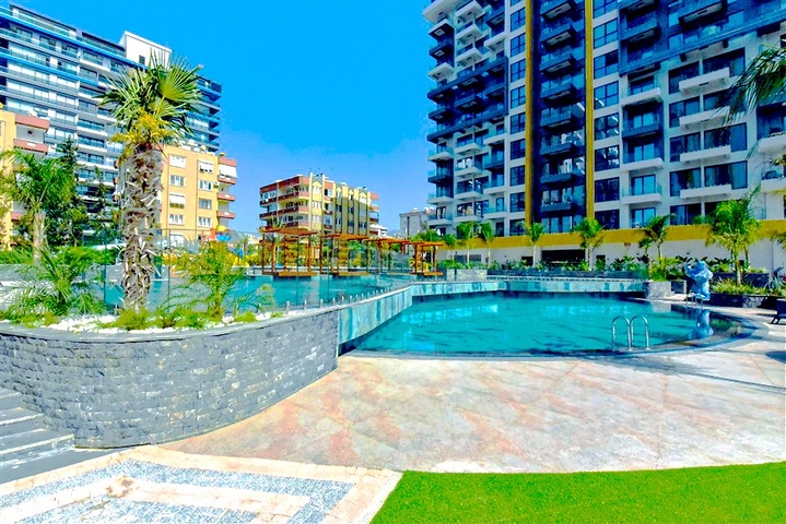 شقة 1+1 على الخط الأول في محمودلار في مجمع سكني مرموق