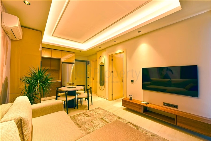 شقة 1+1 على الخط الأول في محمودلار في مجمع سكني مرموق