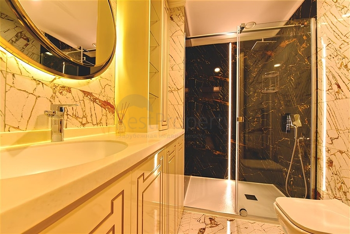 شقة 1+1 على الخط الأول في محمودلار في مجمع سكني مرموق