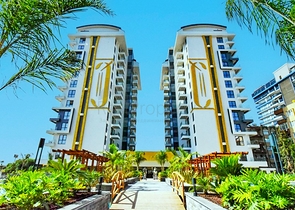 شقة 1+1 على الخط الأول في محمودلار في مجمع سكني مرموق